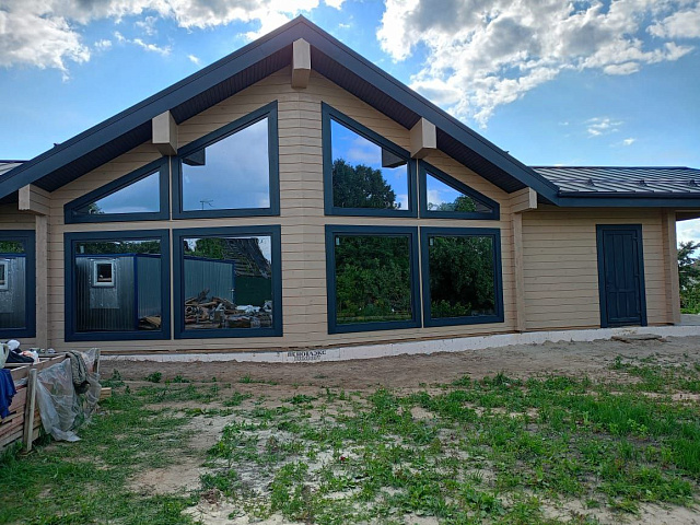 Установка больших панорамных окон в современный дом из сухого профилированного бруса 220 мм - опыт ШУВОЕ